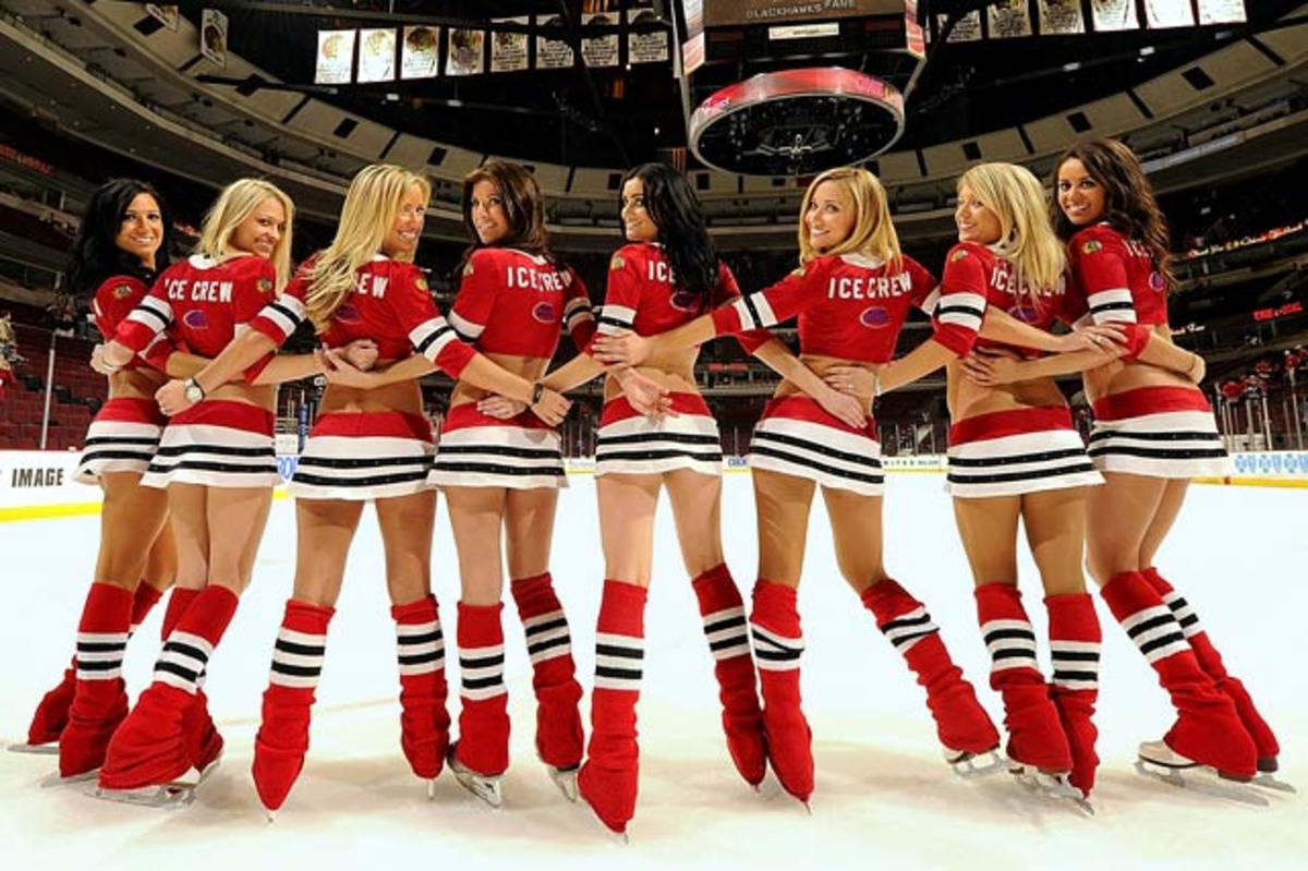 blackhawks-ice-crew-girl281429jpg.jpg