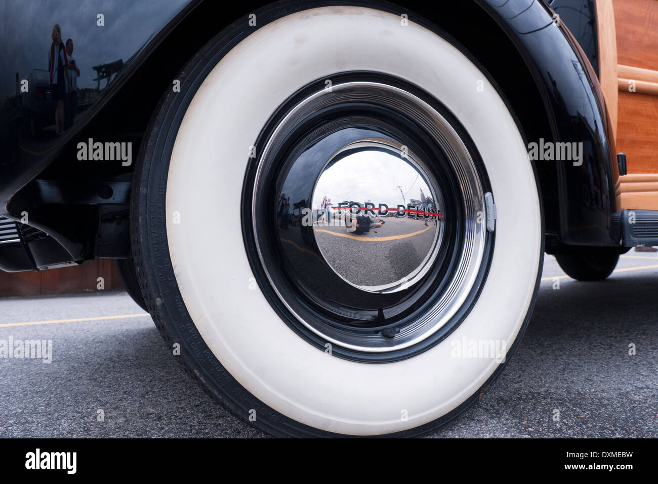 closeup-of-a-white-wall-tire-on-a-ford-deluxe-woodie-station-wagon-DXMEBW.jpg