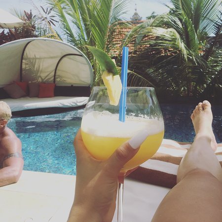 drinks-by-the-pool.jpg