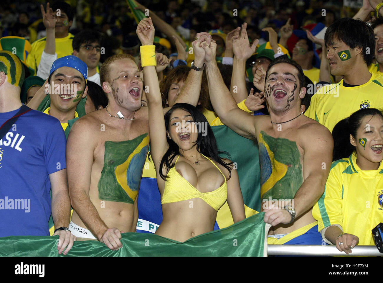 brazilian-fans-world-cup-japan-2002-saitama-stadium-saitama-japan-H9F7XM.jpg