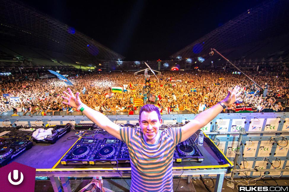 dj-hardwell-during-a-concert_gallery_large_1489512774.jpg