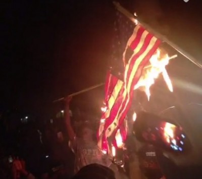 Ferguson-Protesters-Burning-American-Flags-3-400x354.jpg
