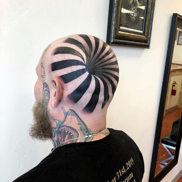1_PAY-Incredible-optical-illusion-tattoo-makes-it-looks-like-there-is-a-massive-hole-in-mans-bald-head.jpg