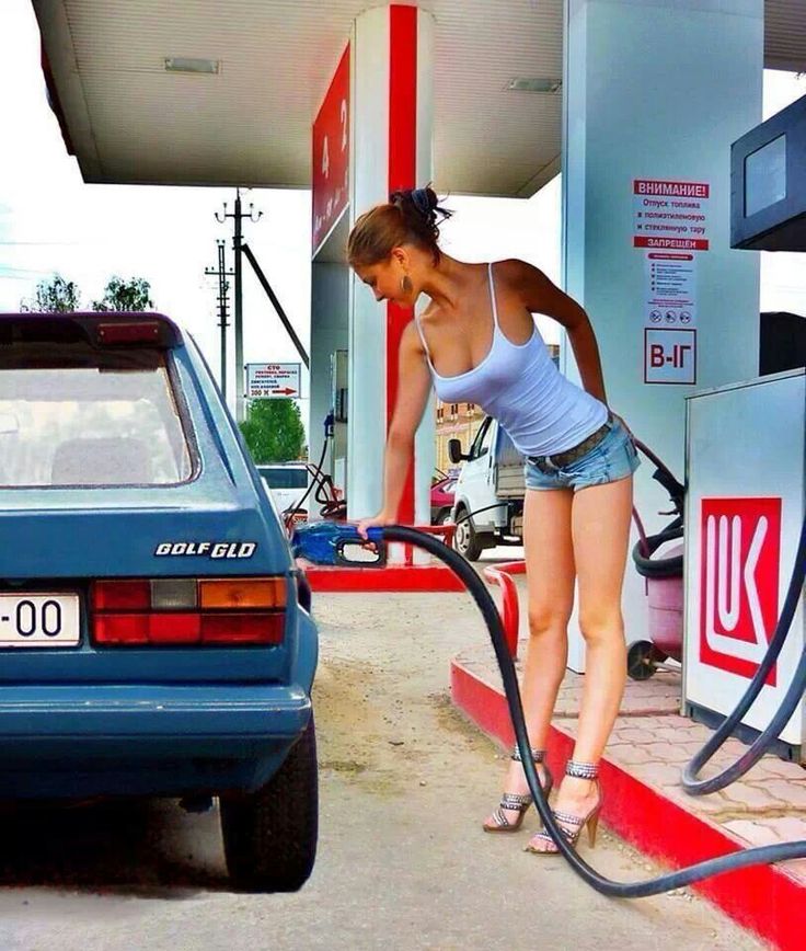 Sexy-Oregon-girl-pumping-gas.jpg