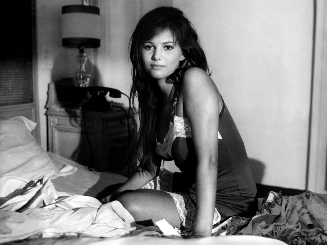 Claudia-Cardinale-waits-in-bed.jpg